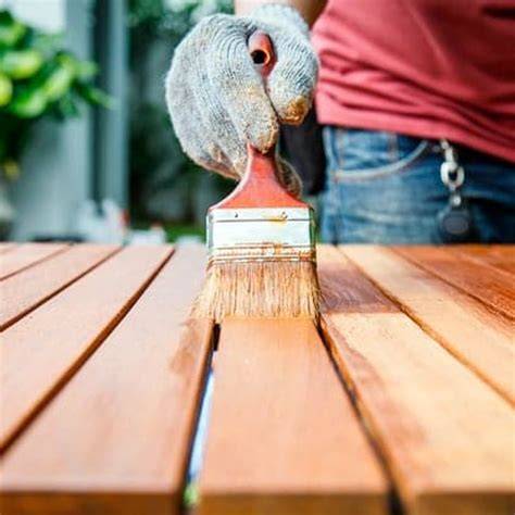 proceso de pintura sobre madera