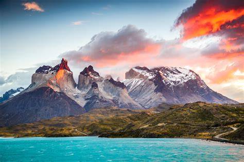 Torres del Paine con lagos y estepa