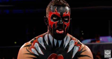 Finn Bálor con pintura corporal del Demonio