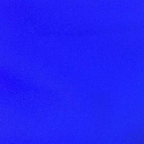 despacho con pared azul eléctrico elegante