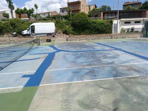 Cancha deportiva exterior con pavimento acrílico