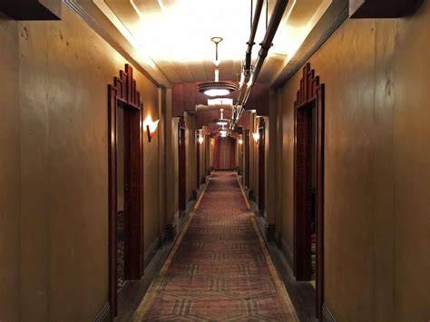 Interior decadente del Hotel Cortez