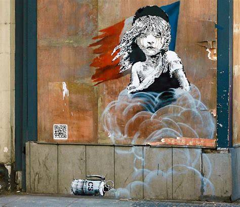 Mural de Banksy con Cosette y gas lacrimógeno