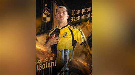 Sebastián Galani levantando copa campeón