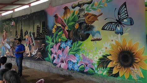 Personas observando mural ambiental de abejas