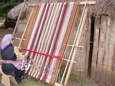 mujer mapuche trabajando en telar tradicional