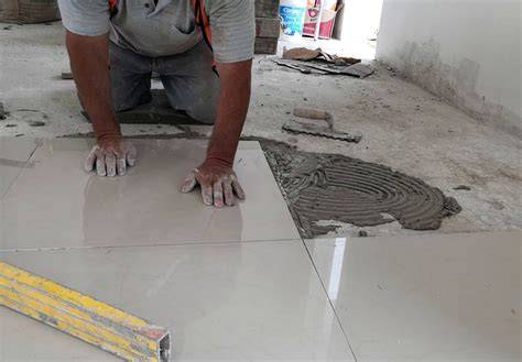 Maestro instalando piso de porcelanato