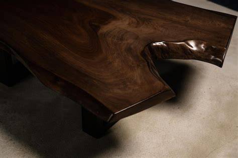 mueble de madera oscura barnizada