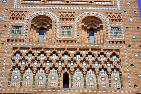 Arquitectura mudéjar con frisos de ladrillo