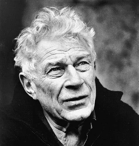 John Berger observando una pintura