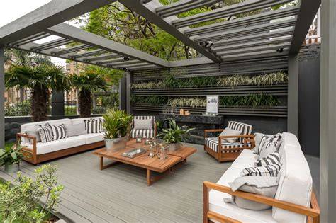 jardín moderno con terraza de madera