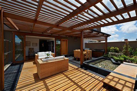 patio blanco con deck de madera
