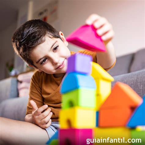 Niños construyendo pared con bloques de juguete