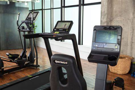 Gimnasio techado con máquinas deportivas