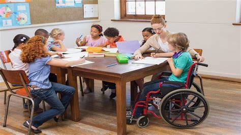 Niños colaborando en aula inclusiva