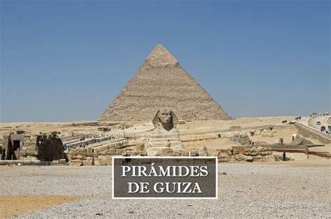 Pirámides de Guiza desde el desierto