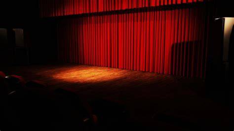 Flores y ladrillos en escenario teatral
