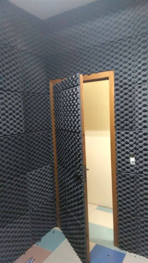 Espuma acústica instalada en espacio móvil