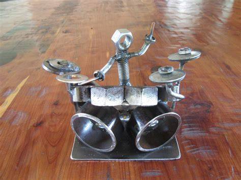 Escultura de helicóptero con tornillos y tuercas