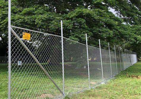 Instalación de malla eslabonada en reja