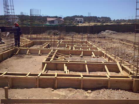 Encofrado de sobrecimiento en construcción