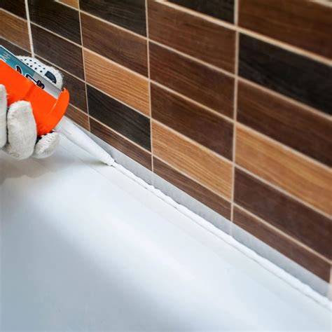 Aplicación de silicona sanitaria en ducha