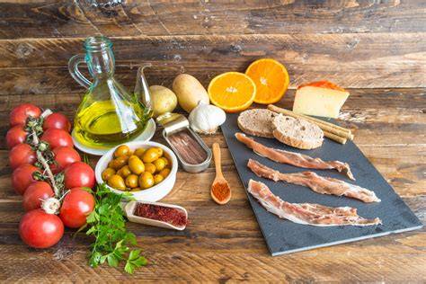 Ingredientes españoles sobre mesa de cocina