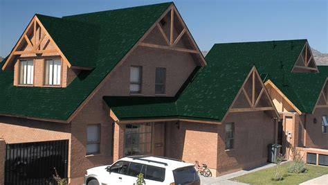 Casa con teja asfáltica verde en bosque