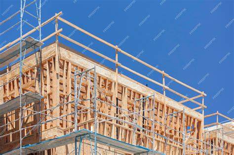 edificio en construcción con andamios de madera