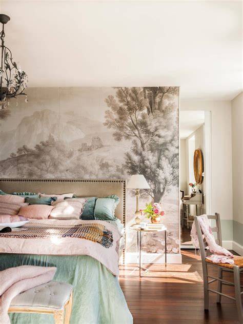 dormitorio con papel mural en cabecero