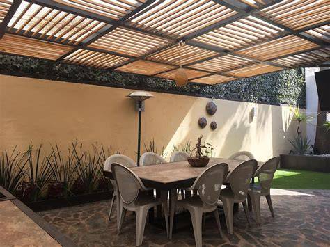 patio techado con comedor exterior
