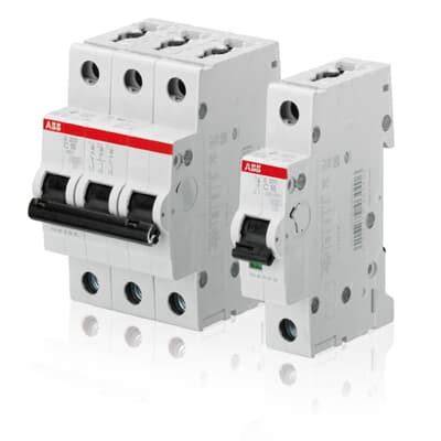 Riel DIN con interruptores automáticos