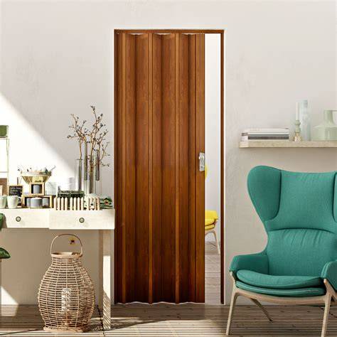 Puerta plegable de PVC instalada