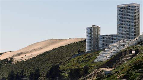 Socavones junto a edificios en dunas de Concón