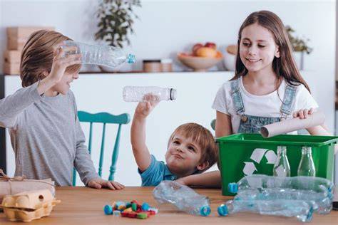 Niños construyendo juegos con material reciclado