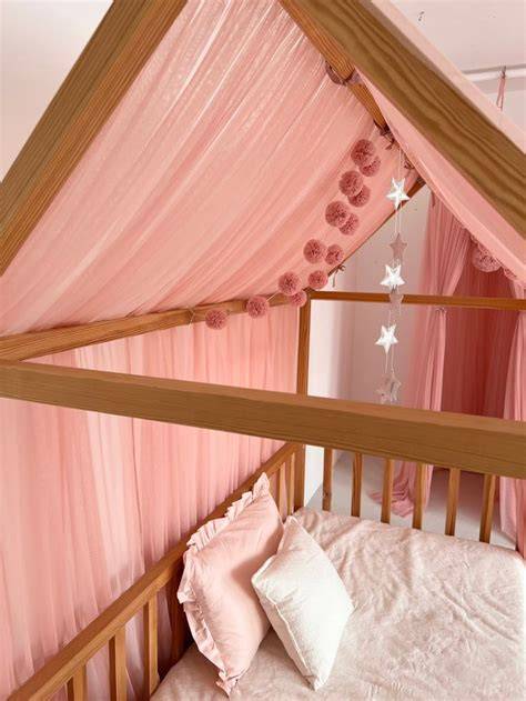 Dosel de tul sobre cama infantil