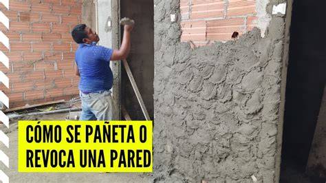 Capas de revoque sobre pared de ladrillos