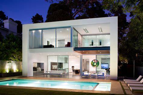 Casa moderna de dos pisos con ampliación