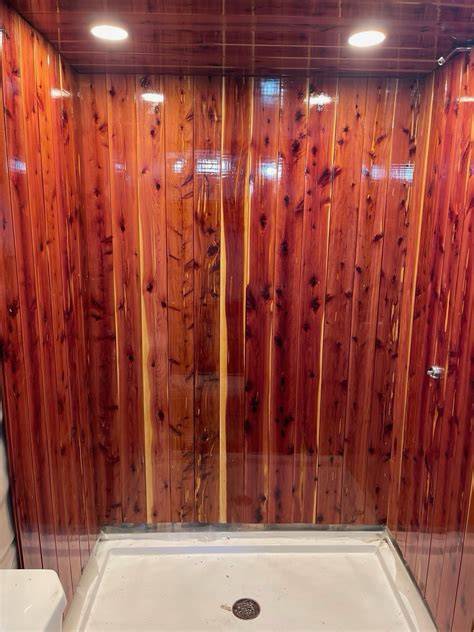 Revestimiento de cedro rojo en baño
