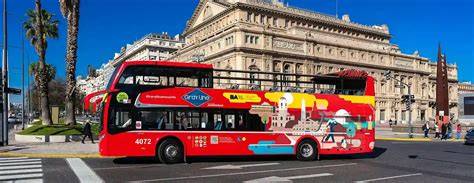 Bus turístico sin techo recorriendo Buenos Aires