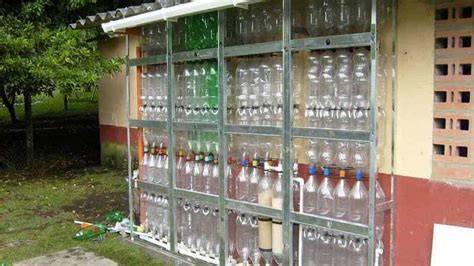 esquema de muro con botellas compactadas
